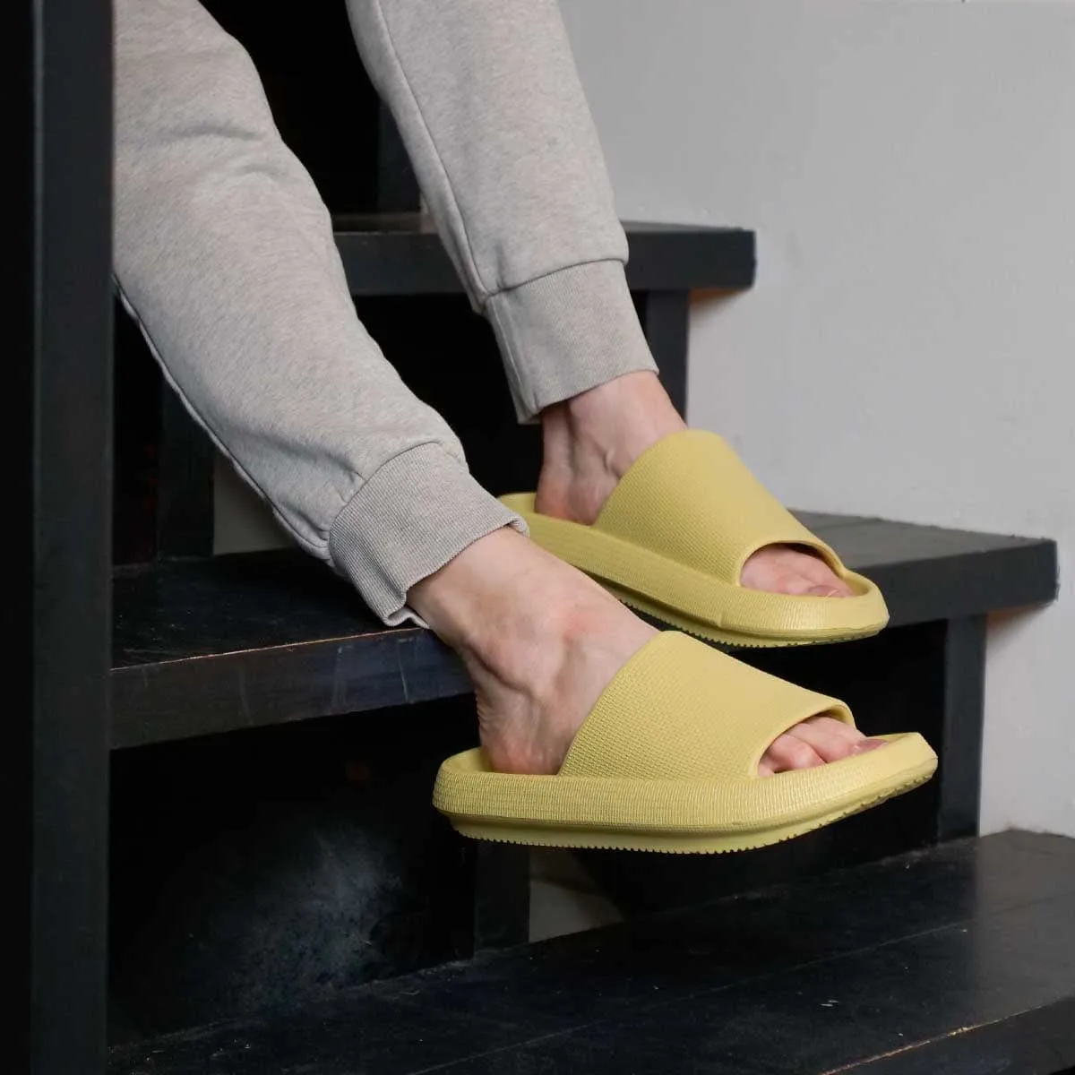 Wholesale Comfy'z Men's & Women's Slides Package Deal (86 Pairs)